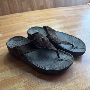 FitFlop Oasis thong sandals in dark brown suede. Size 5